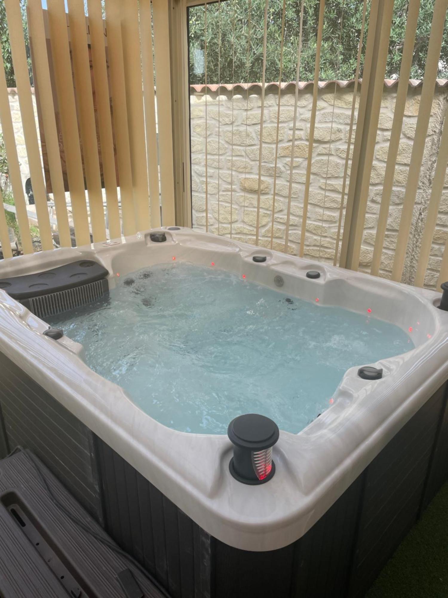 Houdarling Chalet Et Spa Hammam Jacuzzi Et Sauna Nîmes Dış mekan fotoğraf
